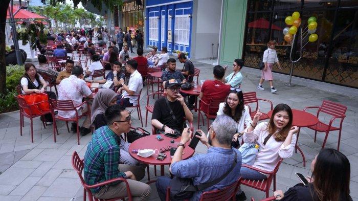 Warga bersantai sambil duduk di kursi yang berada di area luar Summarecon Mall Bandung (Summaba) seusai resmi dibuka, di kawasan Summarecon Bandung, Gedebage, Kota Bandung, Jawa Barat, Kamis (18/1/2024).