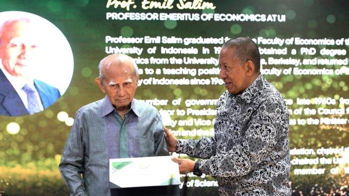 Dekan SBM ITB, Ignatius Pulung Nurprasetio (kanan) menyerahkan penghargaan Lifetime Achievement kepada Pakar Lingkungan Hidup Profesor Emil Salim atas jasanya bagi dunia pendidikan yang berkelanjutan dan penciptaan generasi emas, pada acara puncak penghargaan inovasi Environmental, Social and Governance (ESG) Avirama Nawasena 2024 di Jakarta, Kamis (18/1/2024).