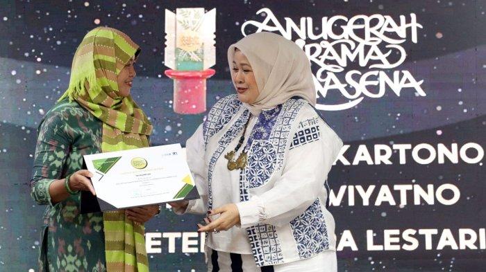 Direktur Komunikasi dan Hubungan Alumni SBM ITB, N. Nurlaela Arief (kanan) menyerahkan penghargaan Avirama Nawasena Kategori Individu Inovasi dalam Dampak Perubahan Sosial kepada Tri Mumpuni Wiyatno pada acara puncak penghargaan inovasi Environmental, Social and Governance (ESG) Avirama Nawasena 2024 di Jakarta, Kamis (18/1/2024).