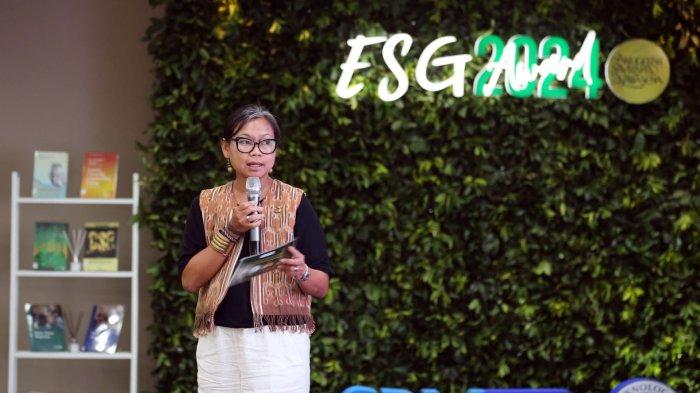 Sustainable Development Goals (SDG) Specialist PT Rimba Makmur Utama (RMU), Yani Saloh memaparkan materi saat sesi talkshow pada acara puncak penghargaan inovasi Environmental, Social and Governance (ESG) Avirama Nawasena 2024 di Jakarta, Kamis (18/1/2024).