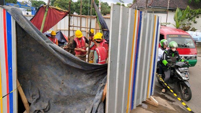 Sejumlah pekerja melakukan ivestigasi tanah pada proyek pembangunan Flyover Nurtanio, di Jalan Garuda, Kecamatan Andir, Kota Bandung, Jawa Barat, Senin (22/1/2024).