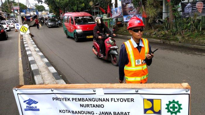 Kendaraan bermotor melewati proyek pembangunan Flyover Nurtanio, di Jalan Garuda, Kecamatan Andir, Kota Bandung, Jawa Barat, Senin (22/1/2024).