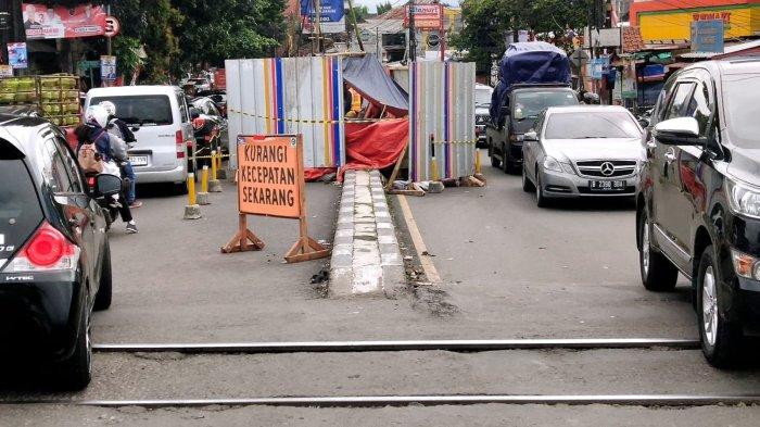 Kendaraan bermotor melewati proyek pembangunan Flyover Nurtanio, di Jalan Garuda, Kecamatan Andir, Kota Bandung, Jawa Barat, Senin (22/1/2024).
