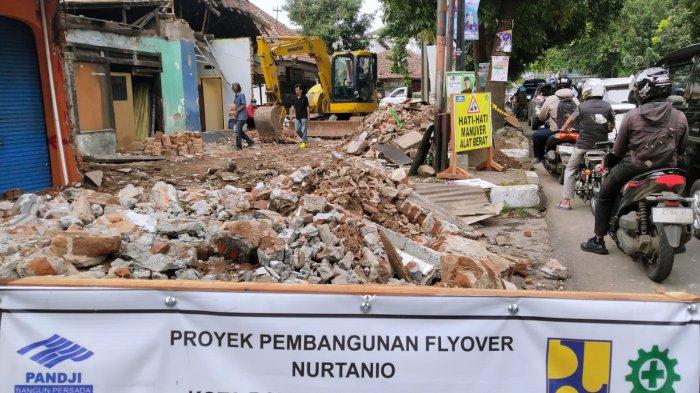 Satu unit alat berat digunakan dalam pembongkaran bangunan di lahan yang akan digunakan proyek pembangunan Flyover Nurtanio, di Jalan Garuda, Kecamatan Andir, Kota Bandung, Jawa Barat, Senin (22/1/2024).