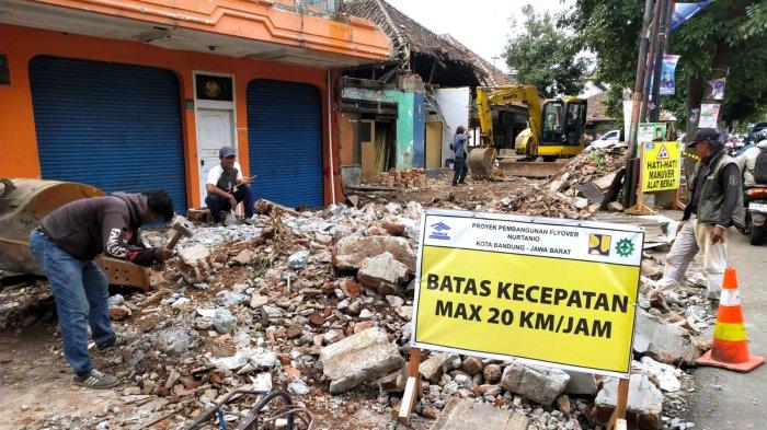 Unit alat berat digunakan dalam pembongkaran bangunan di lahan yang akan digunakan proyek pembangunan Flyover Nurtanio, di Jalan Garuda, Kecamatan Andir, Kota Bandung, Jawa Barat, Senin (22/1/2024).