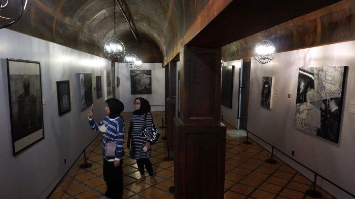 Pengunjung mengamati karya seni rupa bertema monokromatik yang dipamerkan di Grey Art Gallery, Jalan Braga, Kota Bandung, Jawa Barat, Jumat (26/1/2024).