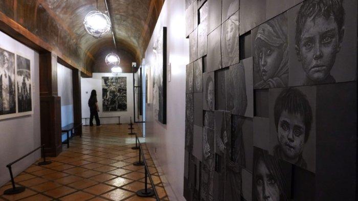 Pengunjung mengamati karya seni rupa bertema monokromatik yang dipamerkan di Grey Art Gallery, Jalan Braga, Kota Bandung, Jawa Barat, Jumat (26/1/2024).