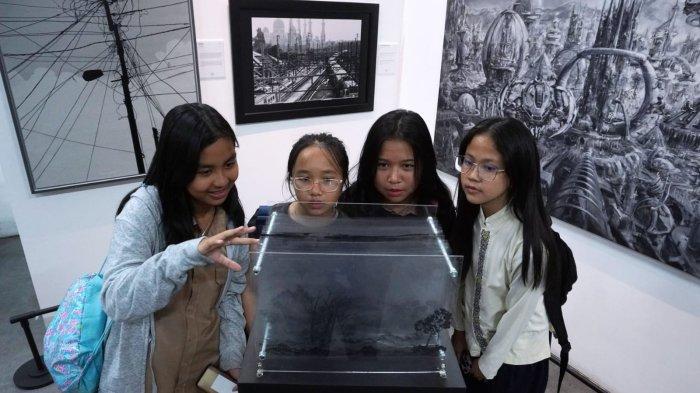 Pengunjung mengamati karya seni rupa bertema monokromatik yang dipamerkan di Grey Art Gallery, Jalan Braga, Kota Bandung, Jawa Barat, Jumat (26/1/2024).