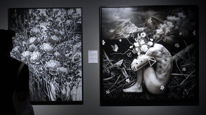 Pengunjung mengamati karya seni rupa bertema monokromatik yang dipamerkan di Grey Art Gallery, Jalan Braga, Kota Bandung, Jawa Barat, Jumat (26/1/2024).