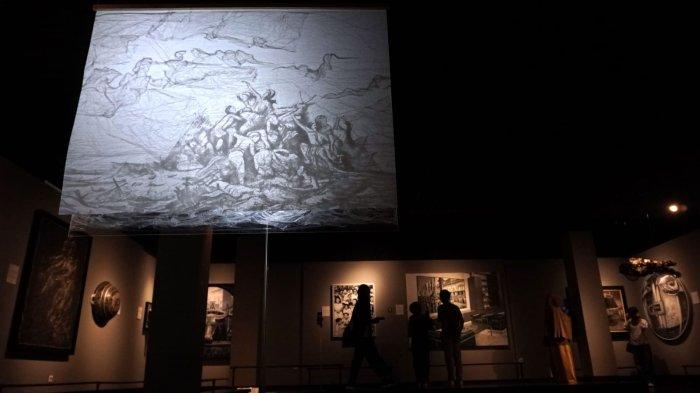Pengunjung mengamati karya seni rupa bertema monokromatik yang dipamerkan di Grey Art Gallery, Jalan Braga, Kota Bandung, Jawa Barat, Jumat (26/1/2024).