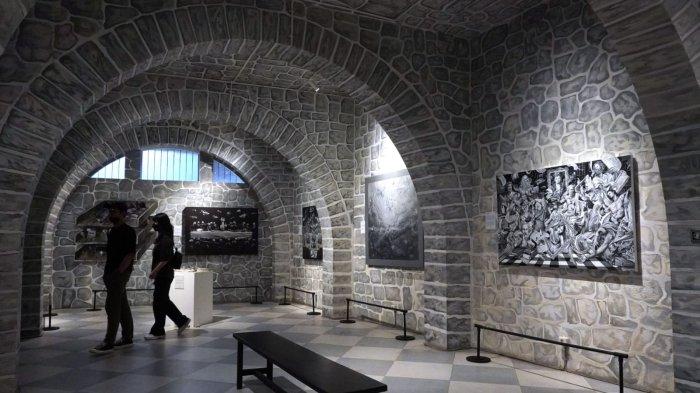 Pengunjung mengamati karya seni rupa bertema monokromatik yang dipamerkan di Grey Art Gallery, Jalan Braga, Kota Bandung, Jawa Barat, Jumat (26/1/2024).