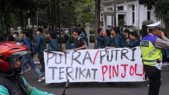 Mahasiswa ITB melakukan aksi unjuk rasa terkait pembayaran UKT menggunakan skema pinjol, di depan Gedung Rektorat ITB, Jalan Sulanjana, Kota Bandung, Jawa Barat, Senin (29/1/2024).