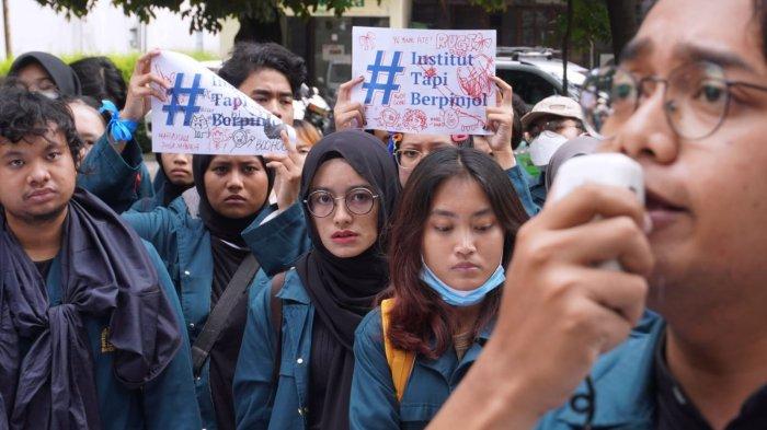 Mahasiswa ITB melakukan aksi unjuk rasa terkait pembayaran UKT menggunakan skema pinjol, di depan Gedung Rektorat ITB, Jalan Sulanjana, Kota Bandung, Jawa Barat, Senin (29/1/2024).