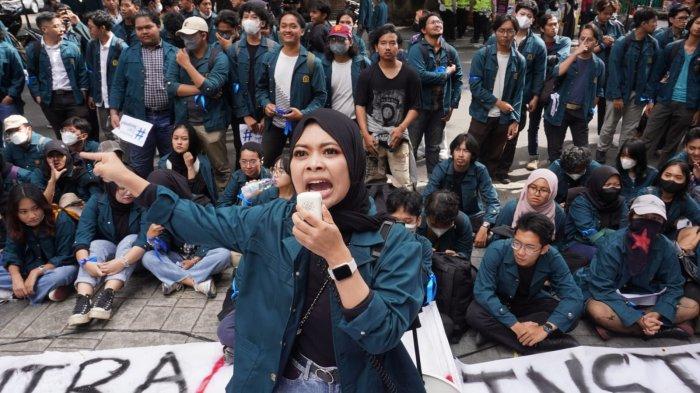 Mahasiswa ITB melakukan aksi unjuk rasa terkait pembayaran UKT menggunakan skema pinjol, di depan Gedung Rektorat ITB, Jalan Sulanjana, Kota Bandung, Jawa Barat, Senin (29/1/2024).