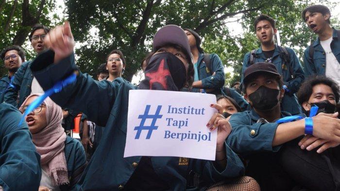 Mahasiswa ITB melakukan aksi unjuk rasa terkait pembayaran UKT menggunakan skema pinjol, di depan Gedung Rektorat ITB, Jalan Sulanjana, Kota Bandung, Jawa Barat, Senin (29/1/2024).