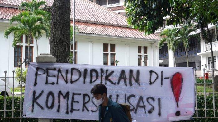 Mahasiswa ITB melakukan aksi unjuk rasa terkait pembayaran UKT menggunakan skema pinjol, di depan Gedung Rektorat ITB, Jalan Sulanjana, Kota Bandung, Jawa Barat, Senin (29/1/2024).