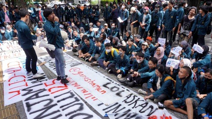 Mahasiswa ITB melakukan aksi unjuk rasa terkait pembayaran UKT menggunakan skema pinjol, di depan Gedung Rektorat ITB, Jalan Sulanjana, Kota Bandung, Jawa Barat, Senin (29/1/2024).