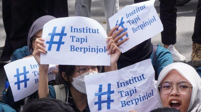 Mahasiswa ITB melakukan aksi unjuk rasa terkait pembayaran UKT menggunakan skema pinjol, di depan Gedung Rektorat ITB, Jalan Sulanjana, Kota Bandung, Jawa Barat, Senin (29/1/2024).