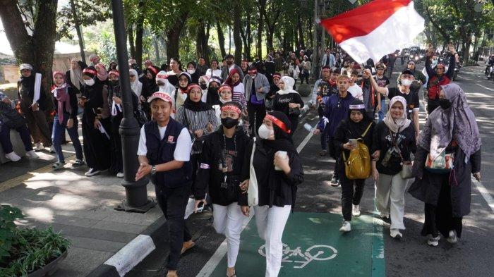 Massa yang tergabung dalam Aliansi Pedagang Pasar Baru Bersatu menggelar aksi unjuk rasa di pintu gerbang Balai Kota Bandung, Jalan Wastukencana, Kota Bandung, Jawa Barat, Kamis (1/2/2024).