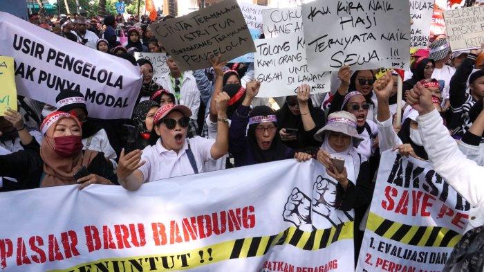 Massa yang tergabung dalam Aliansi Pedagang Pasar Baru Bersatu menggelar aksi unjuk rasa di pintu gerbang Balai Kota Bandung, Jalan Wastukencana, Kota Bandung, Jawa Barat, Kamis (1/2/2024).