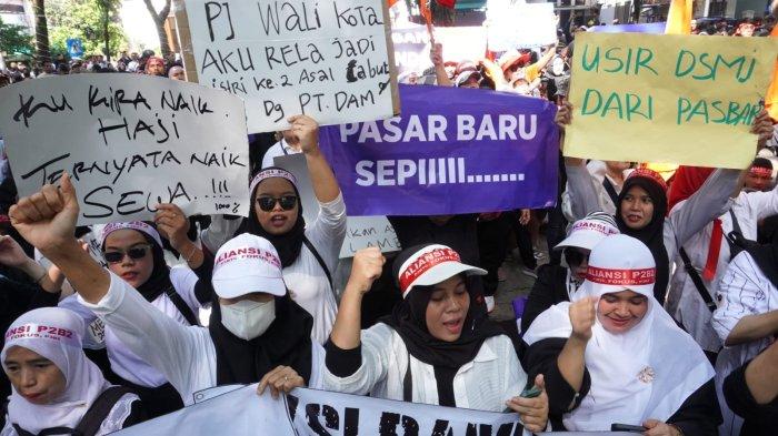 Massa yang tergabung dalam Aliansi Pedagang Pasar Baru Bersatu menggelar aksi unjuk rasa di pintu gerbang Balai Kota Bandung, Jalan Wastukencana, Kota Bandung, Jawa Barat, Kamis (1/2/2024).