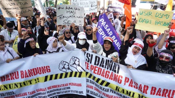 Massa yang tergabung dalam Aliansi Pedagang Pasar Baru Bersatu menggelar aksi unjuk rasa di pintu gerbang Balai Kota Bandung, Jalan Wastukencana, Kota Bandung, Jawa Barat, Kamis (1/2/2024).
