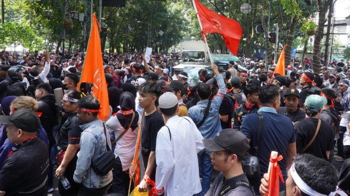 Massa yang tergabung dalam Aliansi Pedagang Pasar Baru Bersatu menggelar aksi unjuk rasa di pintu gerbang Balai Kota Bandung, Jalan Wastukencana, Kota Bandung, Jawa Barat, Kamis (1/2/2024).