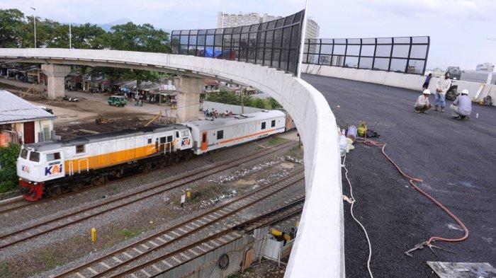 Kereta Api (KA) melintas di bawah Flyover Ciroyom yang pembangunannya sudah rampung di wilayah Kecamatan Andir dan Cicendo, Kota Bandung, Jawa Barat, Jumat (2/2/2024).