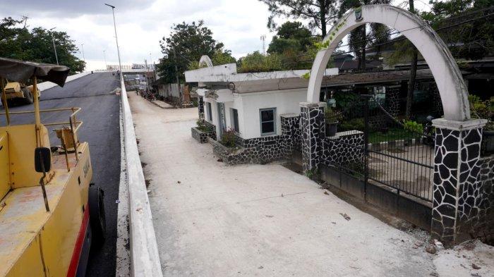 Bangunan Kantor Dinas Ketahanan Pangan dan Pertanian (DKPP) Kota Bandung sebagai cagar budaya tampak bagian depannya berada di badan jalan di samping Flyover Ciroyom yang pembangunannya sudah rampung di wilayah Kecamatan Andir dan Cicendo, Kota Bandung, Jawa Barat, Jumat (2/2/2024).