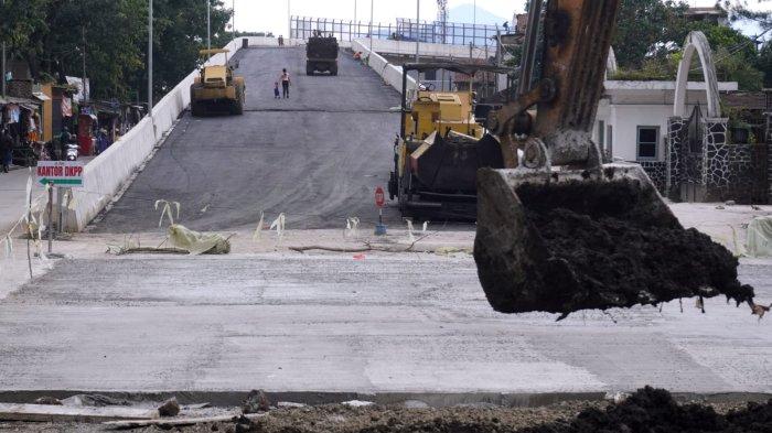 Satu unit alat berat meratakan tanah di lahan yang akan dijadikan jalan di sekitar Flyover Ciroyom yang pembangunannya sudah rampung di wilayah Kecamatan Andir dan Cicendo, Kota Bandung, Jawa Barat, Jumat (2/2/2024).