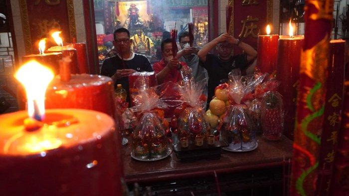 Warga keturunan Tionghoa melakukan prosesi sembahyang pada malam pergantian Tahun Baru Imlek 2575/2024 di Vihara Dharma Ramsi, Gang Ibu Aisah, Jalan Cibadak, Kota Bandung, Jawa Barat, Jumat (9/2/2024).
