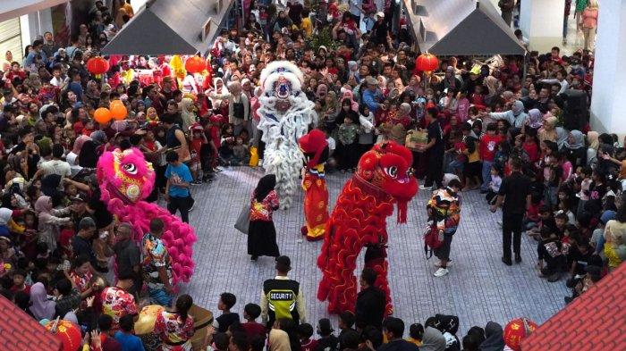 Pengunjung menyaksikan pertunjukan barongsai di Festival Citylink, Jalan Peta, Kota Bandung, Jawa Barat, Sabtu (10/2/2024).