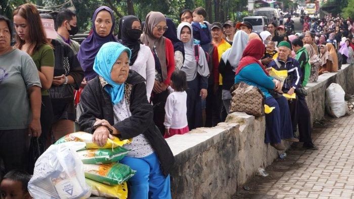Warga antre untuk membeli beras medium yang harganya murah pada Operasi Pasar Beras Medium SPHP di Taman Film, Kelurahan Tamansari, Kota Bandung, Jawa Barat, Senin (19/2/2024).