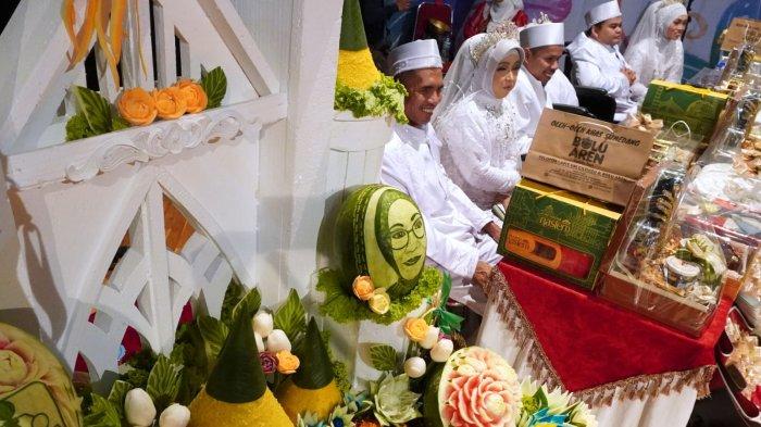 Tiga pasangan pengantin difabel mengikuti nikah massal di Teater Tertutup Dago Tea House Taman Budaya Jawa Barat, Jalan Bukit Utara, Kota Bandung, Jawa Barat, Rabu (28/2/2024).