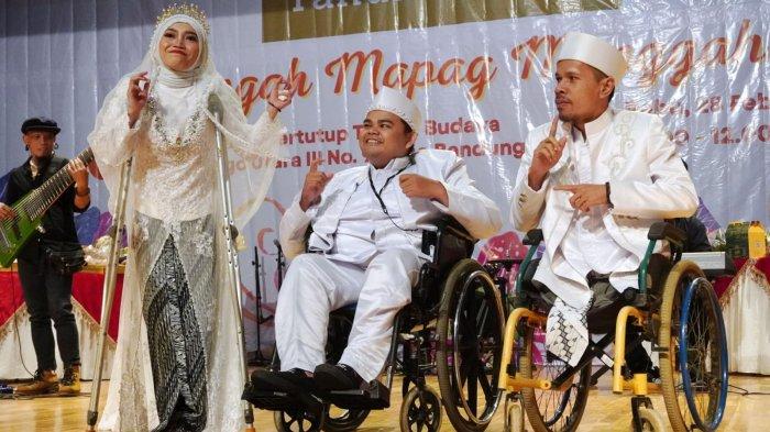 Perwakilan pengantin difabel ikut berjoget dalam sesi hiburan saat mengikuti nikah massal di Teater Tertutup Dago Tea House Taman Budaya Jawa Barat, Jalan Bukit Utara, Kota Bandung, Jawa Barat, Rabu (28/2/2024).