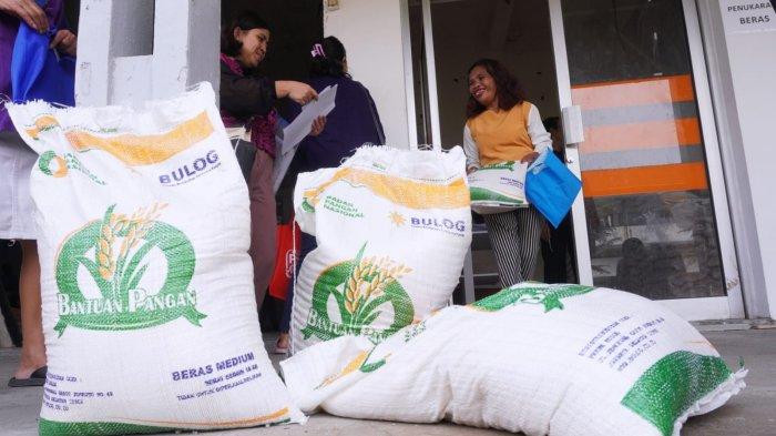 Keluarga Penerima Manfaat (KPM) menerima pembagian beras Cadangan Pangan Pemerintah (CPP) di Kantor Pos Besar Bandung, Jalan Asia Afrika, Kota Bandung, Jawa Barat, Kamis (29/2/2024).