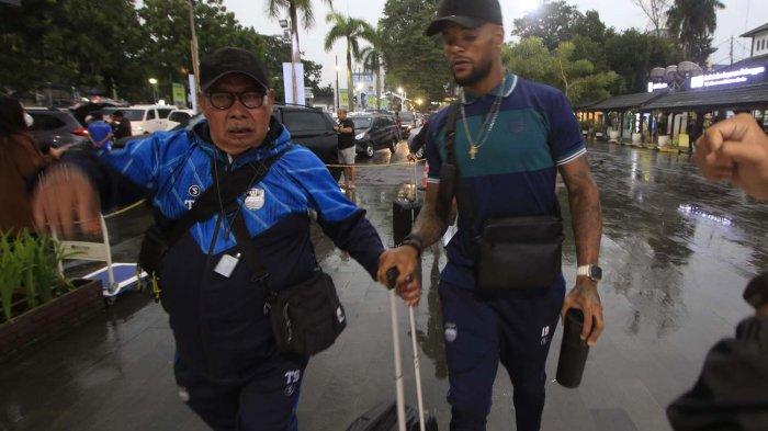 Pemain Persib Bandung David da Silva memasuki pintu masuk saat tiba di Stasiun Kereta Api Bandungf, Jumay (1/3). Persib Bandung akan bertanding lawan Rans FC di Stadion Sultan Agung, Bantul (3/3).