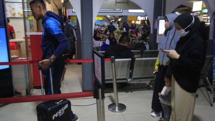 Pemain Persib Bandung Teja Paku Alam tengah mengantre memasuki pintu masuk saat tiba di Stasiun Kereta Api Bandungf, Jumay (1/3). Persib Bandung akan bertanding lawan Rans FC di Stadion Sultan Agung, Bantul (3/3).