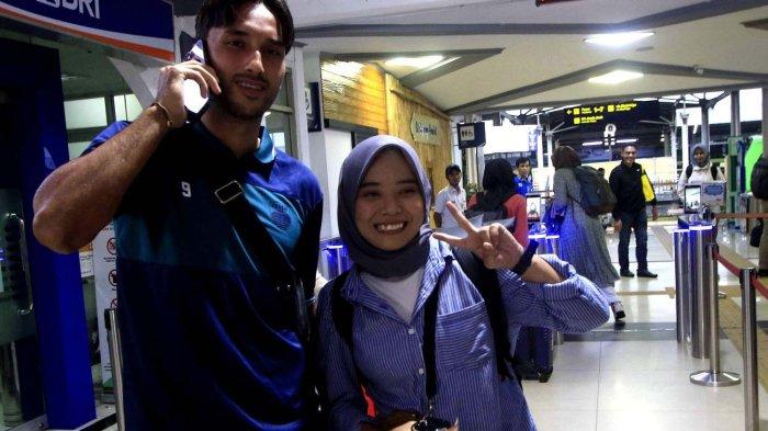Pemain Persib Bandung Ezra Walian berfoto dengan bobotoh saat tiba di Stasiun Bandung, Jumat (1/3). Persib Bandung akan bertanding lawan Rans FC di Stadion Sultan Agung, Bantul (3/3).