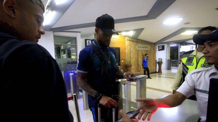 Pemain Persib Bandung David da Silva (kanan), dan Ciro Alves memeriksakan tiket kereta saat tiba di Stasiun Bandung, Jumat (1/3). Persib Bandung akan bertanding lawan Rans FC di Stadion Sultan Agung, Bantul (3/3).
