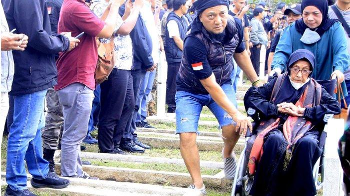 Maryam Harmain Istri Almarhum Let Jend TNI (Purn) Solihin Gautama Purwanegara menaburkan bunga saat proses pemakaman di Taman Makam Pahlawan Cikutra, Bandung, Selasa (5/3). Almarhum Soliohin G.P meninggal di usia 98 tahun karena sakit.