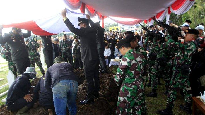 Proses pemakaman Almarhum Let Jend TNI (Purn) Solihin Gautama Purwanegara di Taman Makam Pahlawan Cikutra, Bandung, Selasa (5/3). Proses pemakaman dihadiri Pejabat Gubernur Jawa Barat Bey Machmudin, manta Wakil Presiden Jusuf Kalla.