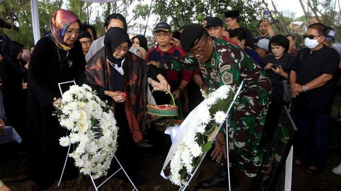 Maryam Harmain Istri Almarhum Let Jend TNI (Purn) Solihin Gautama Purwanegara menaburkan bunga seusai proses pemakaman di Taman Makam Pahlawan Cikutra, Bandung, Selasa (5/3). Almarhum Soliohin G.P meninggal di usia 98 tahun karena sakit.