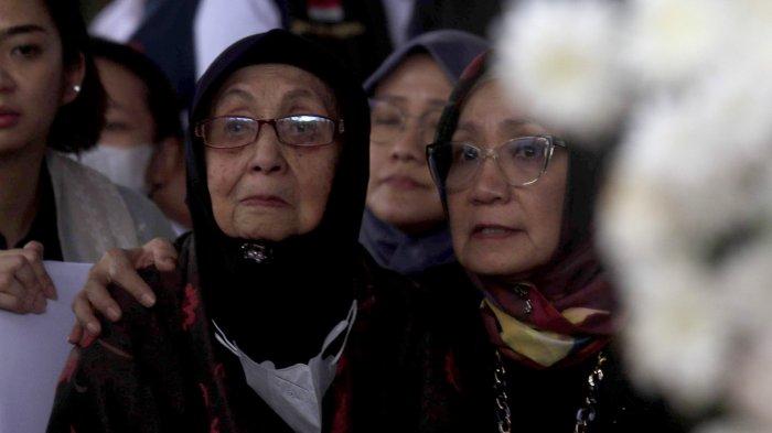 Maryam Harmain Istri Almarhum Let Jend TNI (Purn) Solihin Gautama Purwanegara terlihat tegar saat menghadiri proses pemakaman suaminya di Taman Makam Pahlawan Cikutra, Bandung, Selasa (5/3). Almarhum Soliohin G.P meninggal di usia 98 tahun karena sakit.