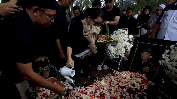 Sejumlah kerabat keluarga menaburkan bunga seusai proses pemakaman Almarhum Let Jend TNI (Purn) Solihin Gautama Purwanegara di Taman Makam Pahlawan Cikutra, Bandung, Selasa (5/3). Almarhum Soliohin G.P meninggal di usia 98 tahun karena sakit.