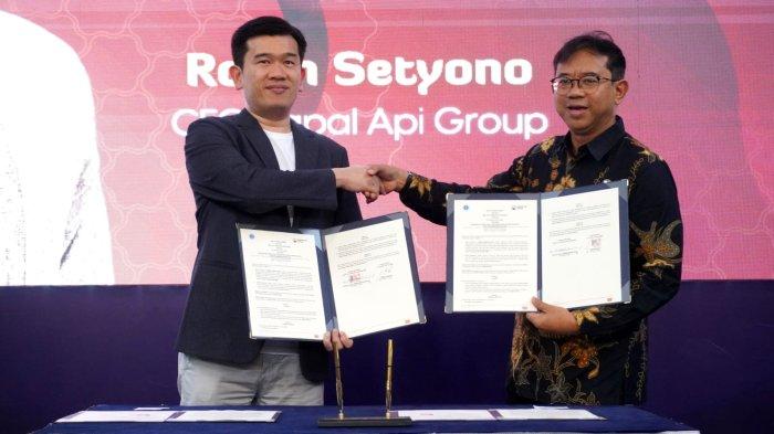 CEO Kapal Api Group, Robin Setyono (kiri) dan Sekretaris ITB, Widjaja Martokusumo berjabat tangan sambil memperlihatkan nota kesepahaman yang baru ditandatangani di sela-sela acara Studium Generale di Aula Barat ITB, Jalan Ganesha, Kota Bandung, Jawa Barat, Rabu (6/2/2024).