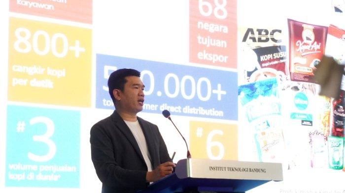 CEO Kapal Api Group, Robin Setyono memberikan kuliah umum dengan topik 