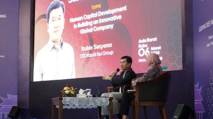 CEO Kapal Api Group, Robin Setyono menjawab pertanyaan mahasiswa pada sesi tanya jawab seusai memberikan kuliah umum dengan topik 