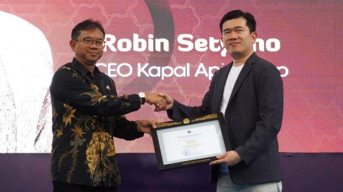 CEO Kapal Api Group, Robin Setyono (kanan) menerima piagam penghargaan dari Sekretaris ITB, Widjaja Martokusumo seusai memberikan kuliah umum dengan topik 