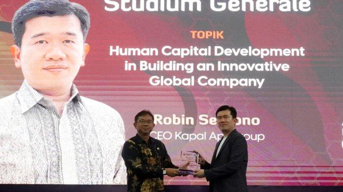 CEO Kapal Api Group, Robin Setyono (kanan) memberi cinderamata kepada Sekretaris ITB, Widjaja Martokusumo seusai memberikan kuliah umum dengan topik 